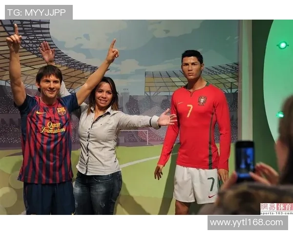 足球巨星亲自鉴赏蜡像真实还原瞬间 展现与偶像的亲密接触